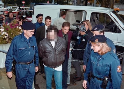 Erich Hauert wird im September 1996 von Polizist:innen ins Zürcher Obergericht geführt