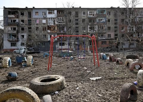 Spielplatz vor einem zerstörten Haus in Mariupol am 20. März