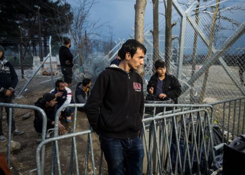 Geflüchtete warten im Februar 2016 an der griechisch-nordmazedonischen Grenze.