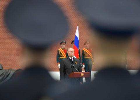 Wladimir Putin alleine am Rednerpult