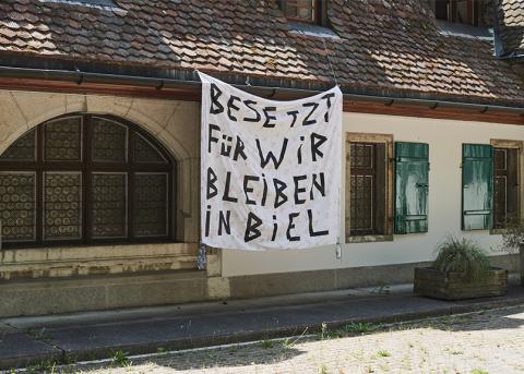 Transparent an der Fassade des ehemaligen Altersheim im Oberen Ried in Biel