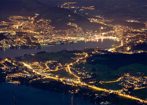 Luftaufnahme des Luzerner Seebecken bei Nacht