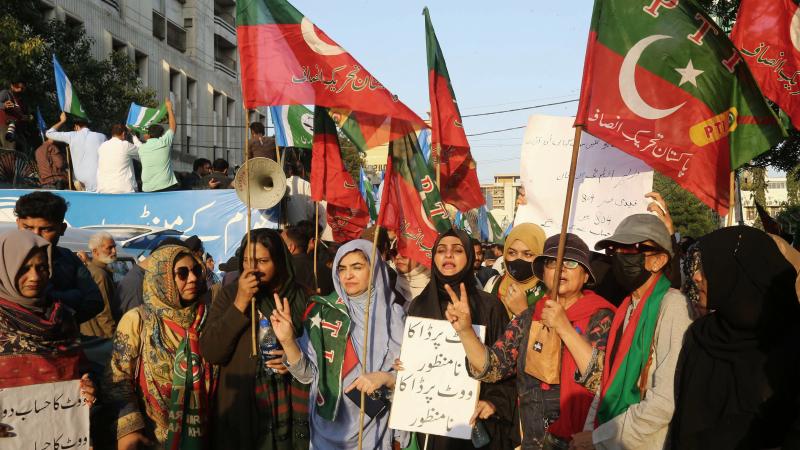 Anhänger:innen von Imran Khan protestieren in Karachi gegen vermutete Wahlfälschungen