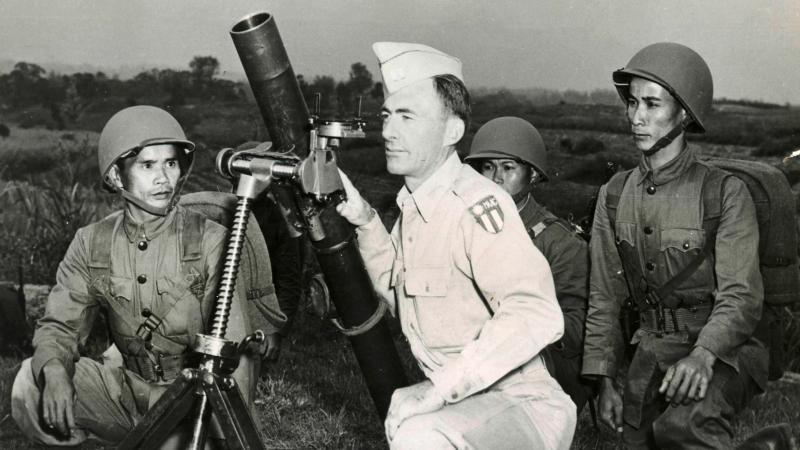 US-amerikanischer Hauptmann instruiert 1957 taiwanische Soldaten am Mörser