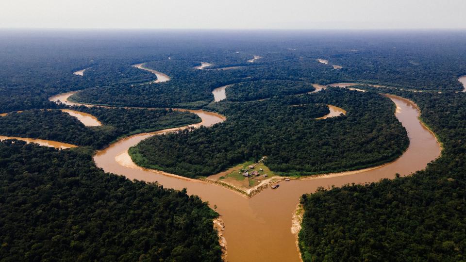 Luftaufnahme des Flusslauf des Rio Itaquaí