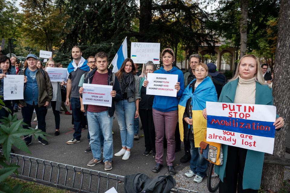 Russinnen und Russen bei einer Kundgebung in Zürich am 23. September