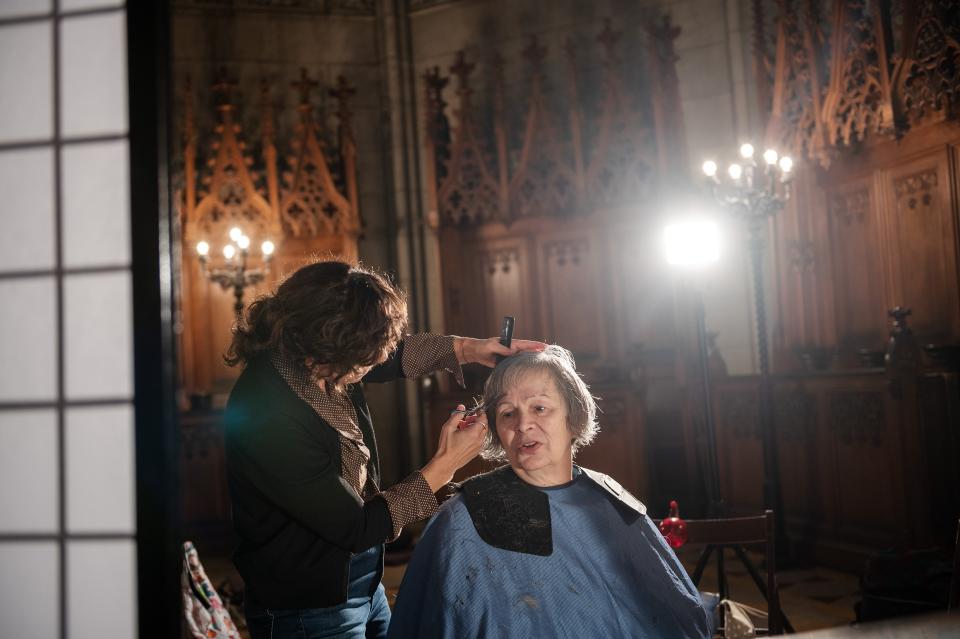Anna Tschannen schneidet einer älteren Frau die Haare