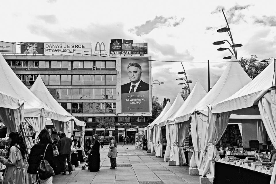 Markt in Sarajevo, im Hintegrund ein Wahlkampf-Plakat von Željko Komšić