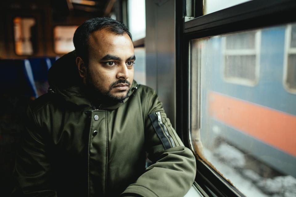 der indische Student Anmol Gupta sitzt im Zug