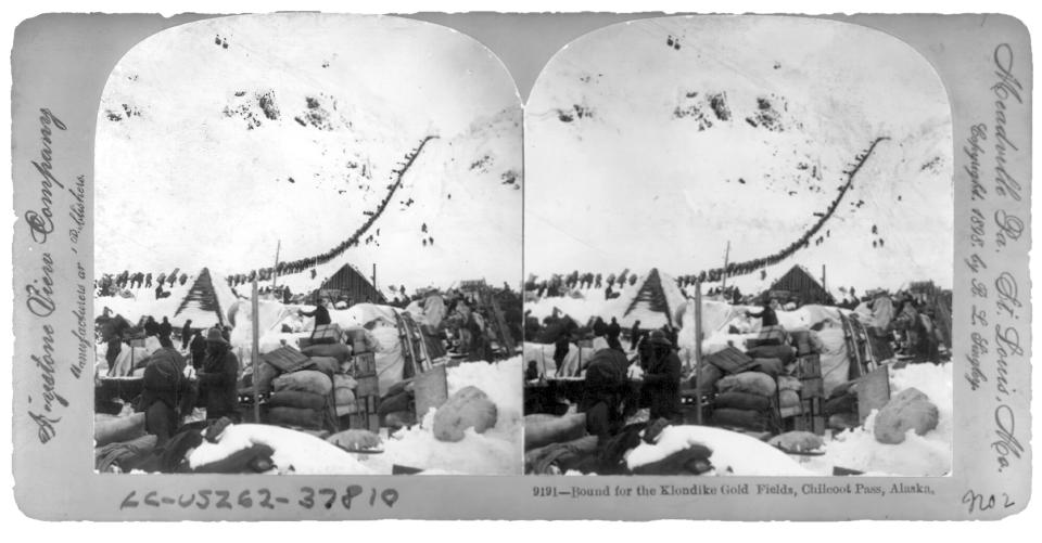 auf einer Stereoskopie sind einige der 100000 Menschen zu sehen, die zwischen 1897 und 1899 den Chilcoot Pass Richtung Klondike überquerten