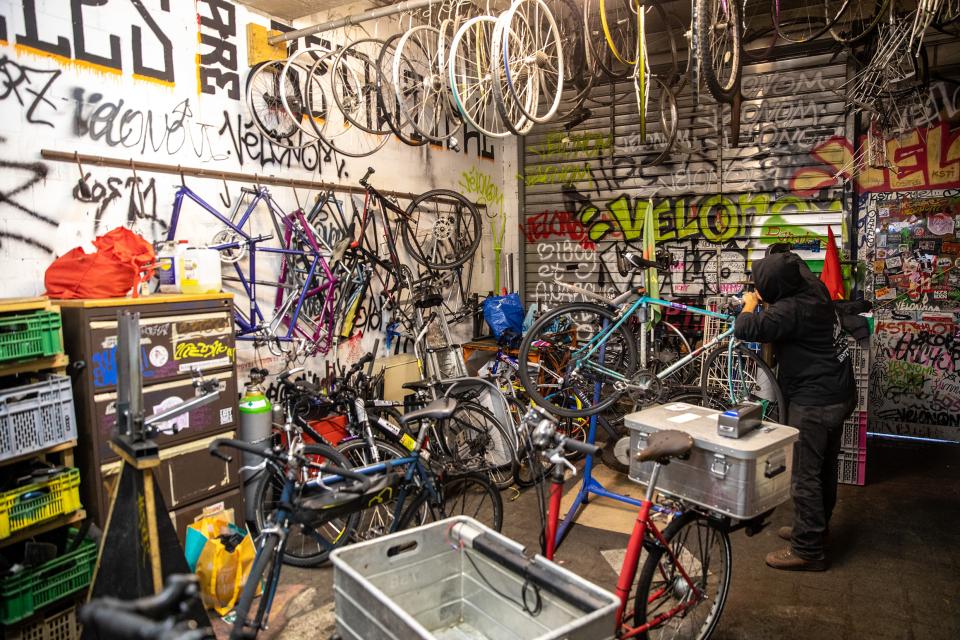 eine Person repariert ein Fahrrad in der Velowerkstatt des Koch-Areals