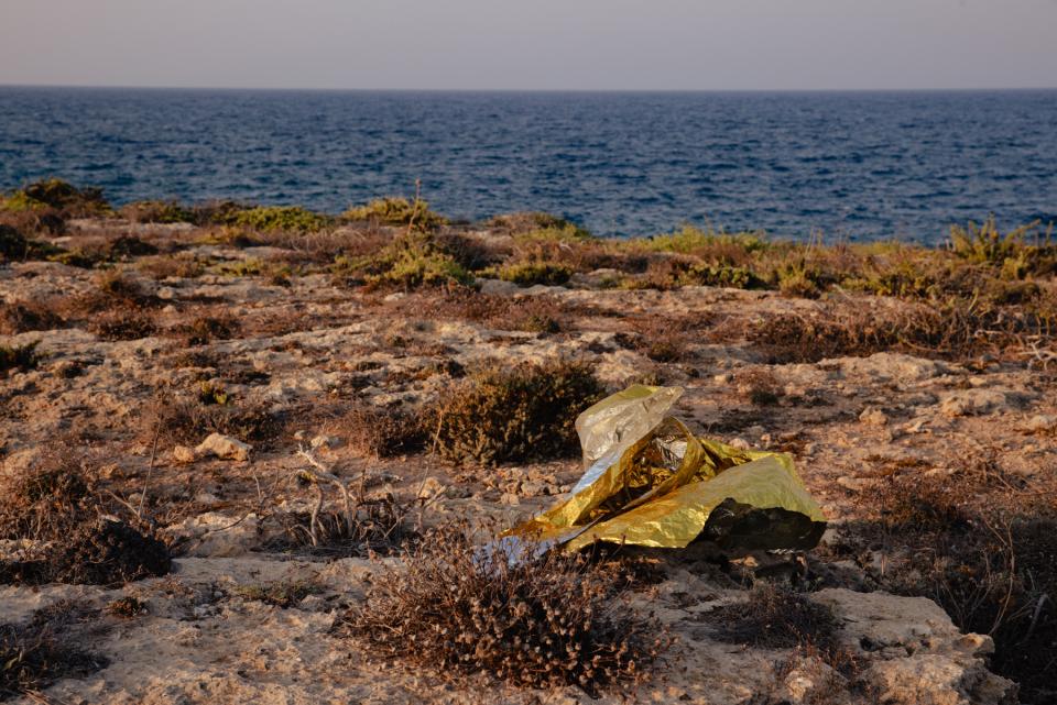 zurückgelassene Wärmefolie an der Küste von Lampedusa