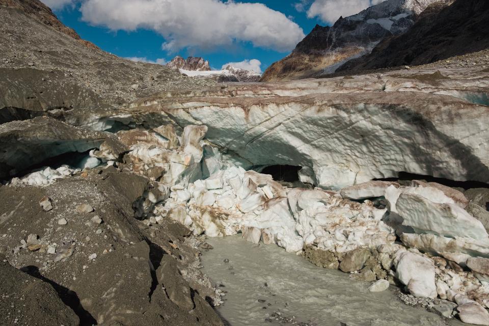 Eisabbruch an der Gletscherzunge, aus dem Wasser fliesst