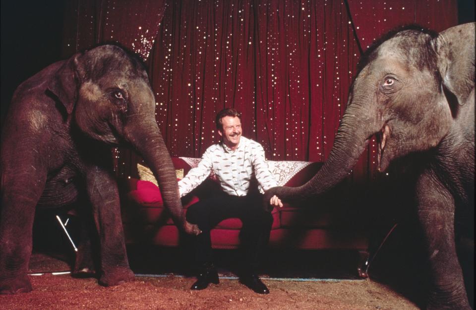 TV-Moderator Kurt Aeschbacher im Zirkus Knie mit zwei Elefanten
