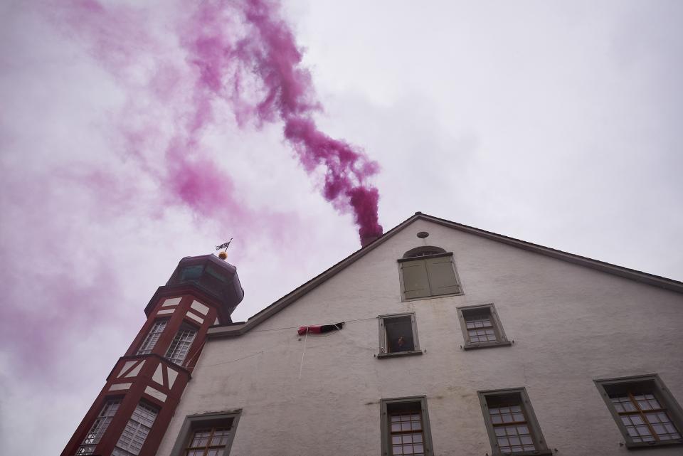 lila Rauch über dem neu eröffneten Rathauses für Kultur in Lichtensteig