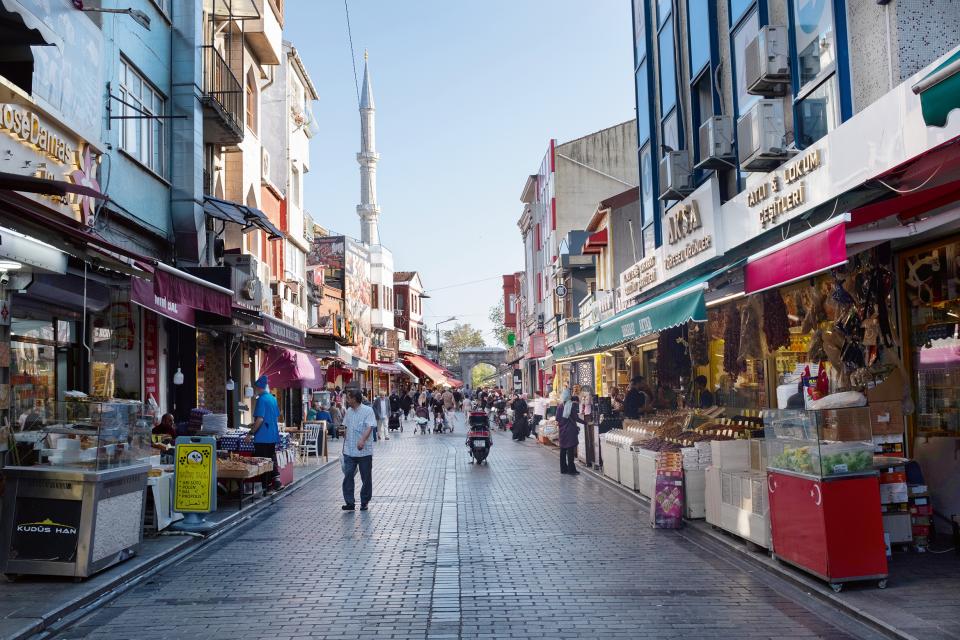 Strasse mit Geschäften im Istanbuler Stadtteils Fatih
