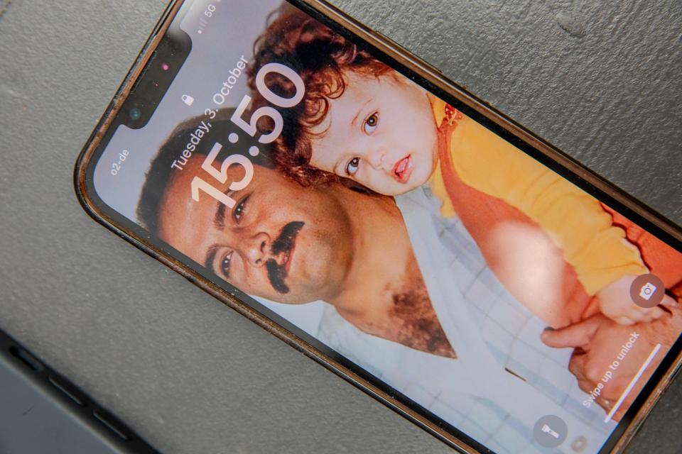 Foto auf dem Sperrbildschirm des Handy von Wafa Mustafa: es zeigt sie auf dem Arm ihres Vaters Ali