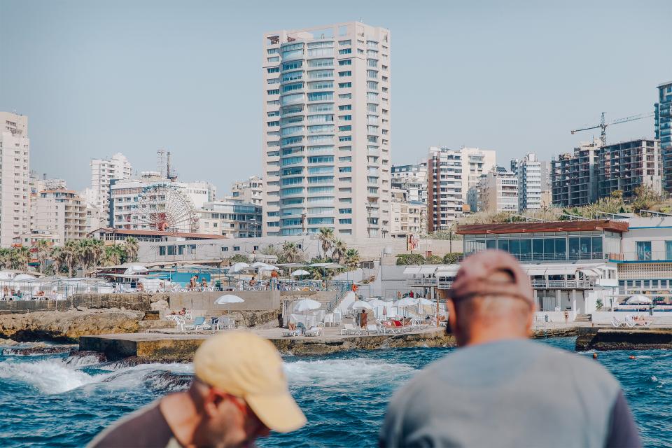 Blick auf Strandbad und Häuser an der Küste von Beirut
