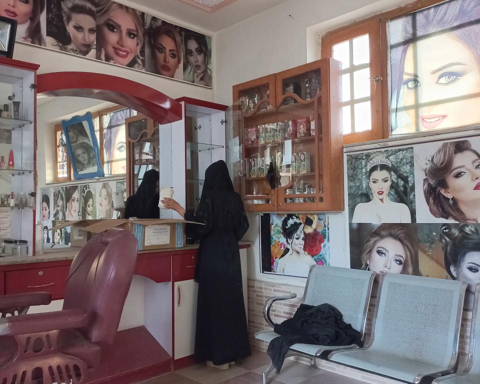 verschleierte Frau in einem Schönheitssalon in Afghanistan