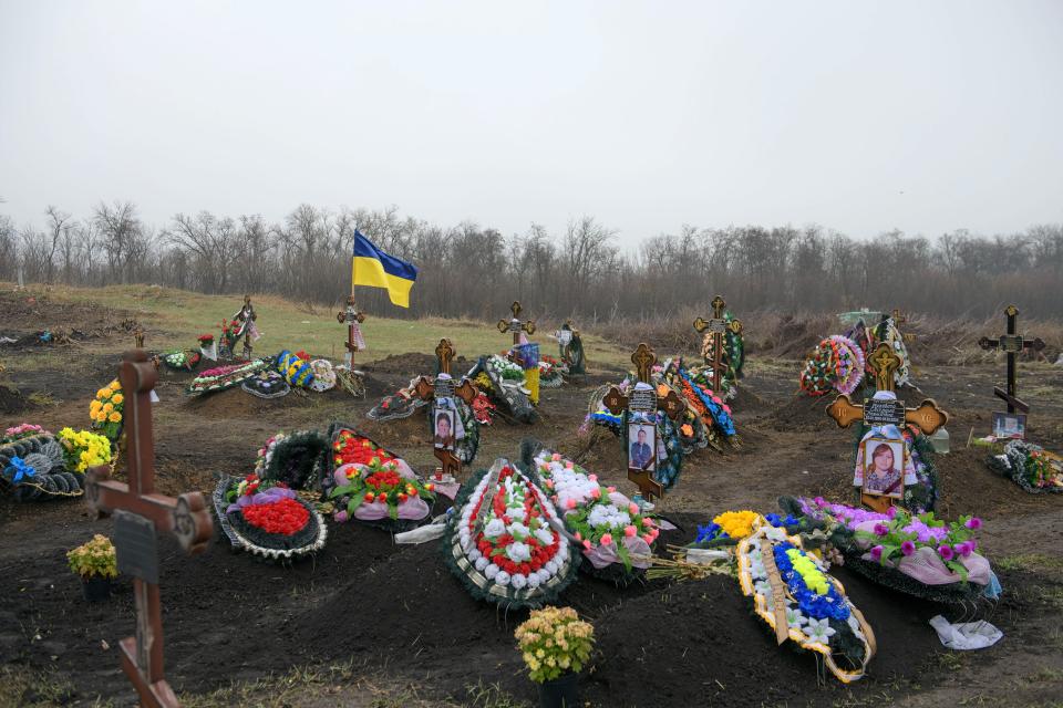 auf dem Friedhof von Hrosa liegen Blumenkränze bei den Gräbern