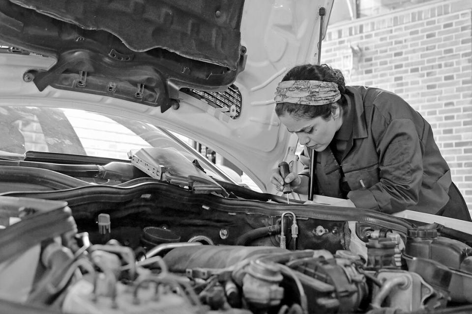 Bei der Arbeit: die iranische Automechanikerin Nilufar Farahmand.