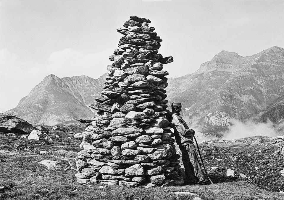 Weithin sichtbares Symbol des Widerstands gegen das Staudammprojekt: Madriser Hirten haben zahlreiche Steine zur «Langen Heidi» aufgetürmt.
