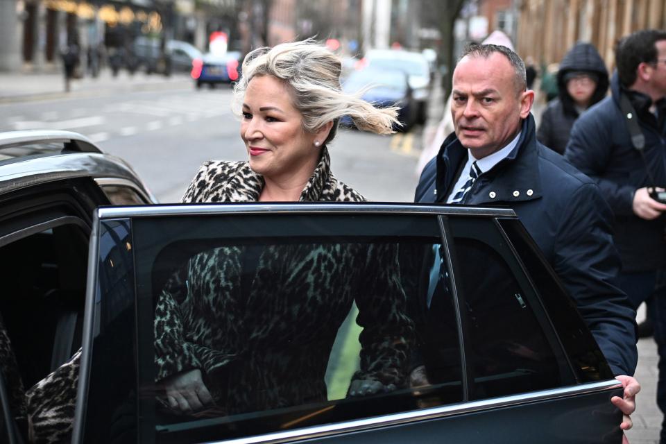 Regierungschefin Michelle O’Neill von der Sinn-Féin-Partei steigt in ein Auto