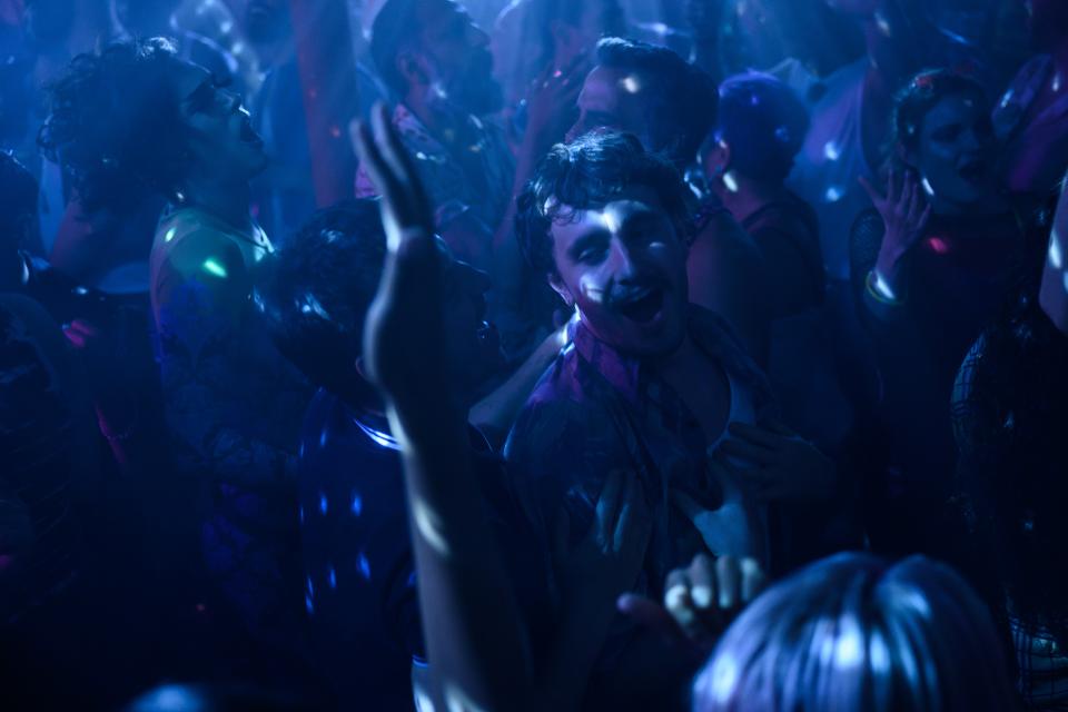 Filmstill aus «All of Us Strangers»: tanzende Menschen in der Diskothek