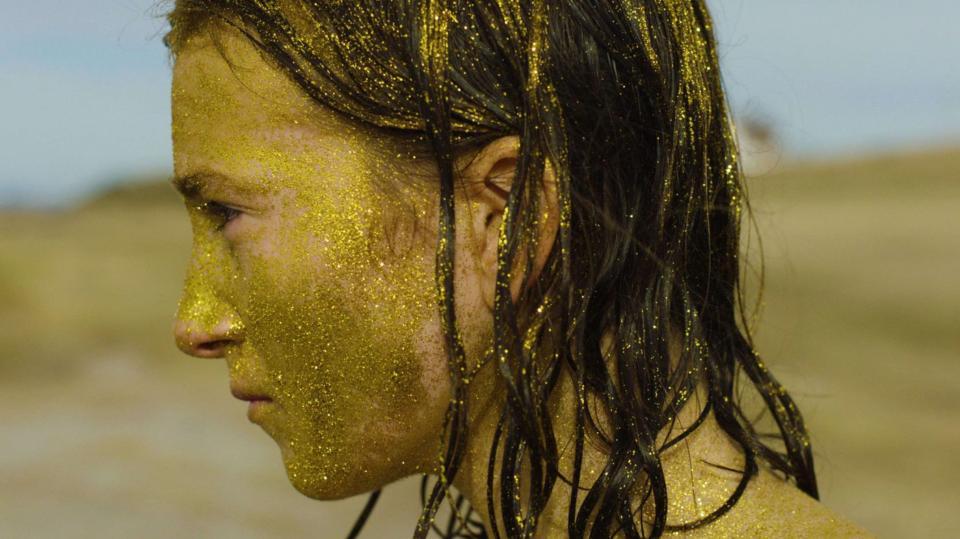 Filmstill aus «Den siste våren»: Schauspielerin Keira LaHart als jüngere Schwester mit goldenem Glitzer im Gesicht
