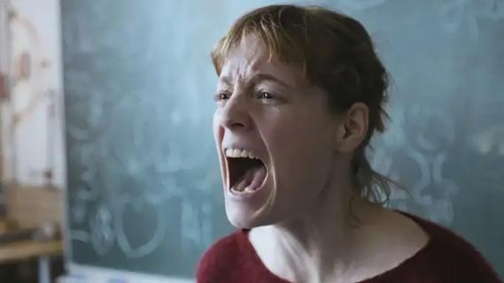 Filmstill aus dem Film «Das Lehrerzimmer»: eine Lehrerin schreit im Klassenzimmer