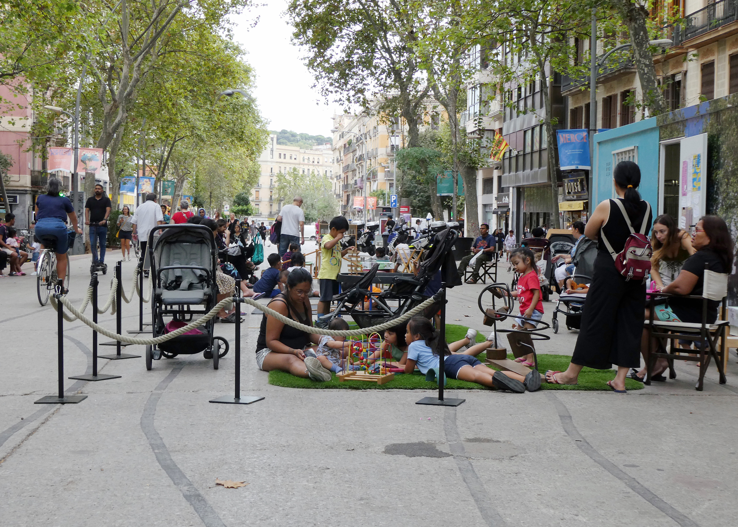 Provisorischer Kinderspielplatz in einem verkehrsbereinigten «Superblock» in Barcelona