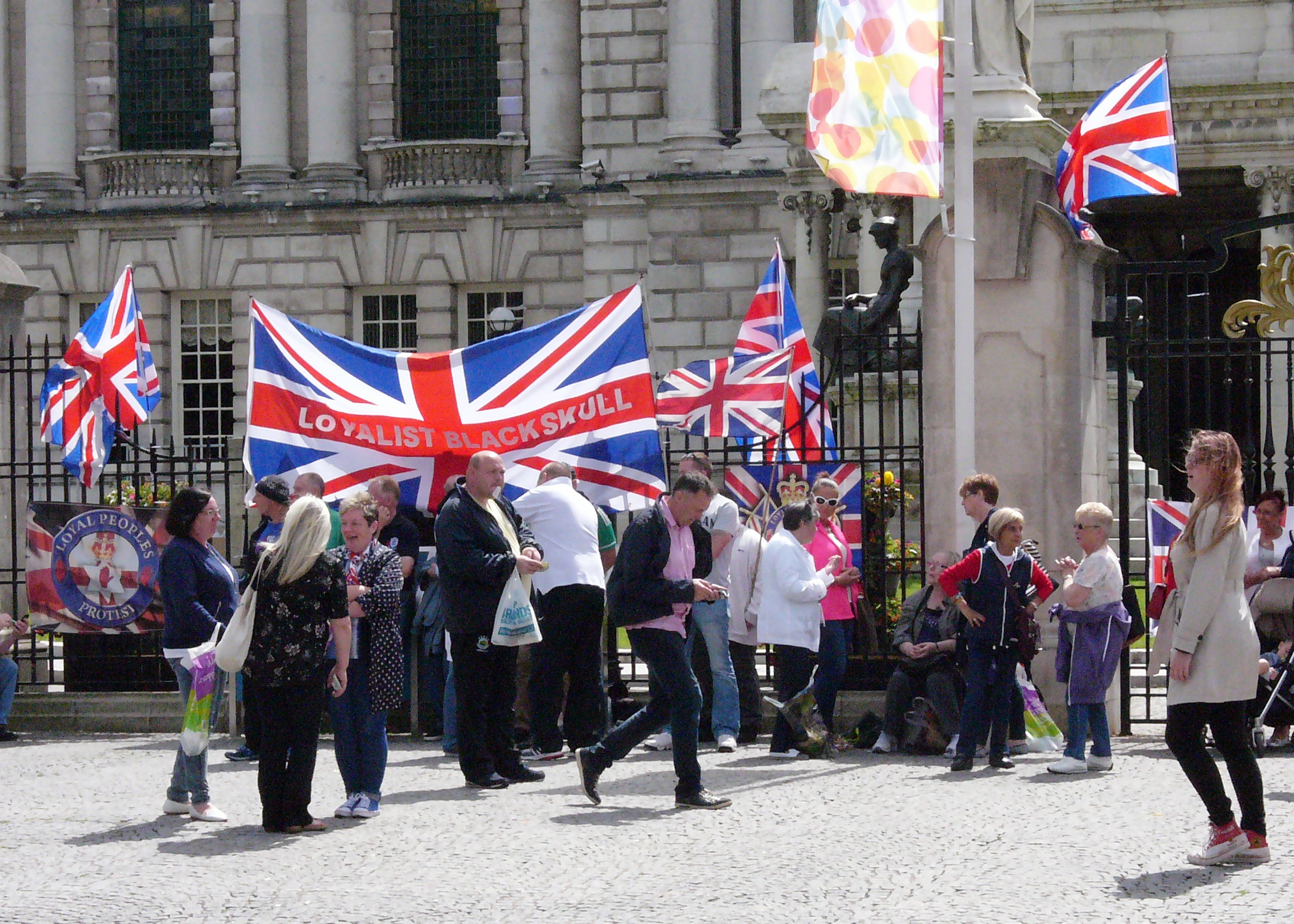 Mahnwache der pro-britischen Unionist:innen vor dem Belfaster Rathaus